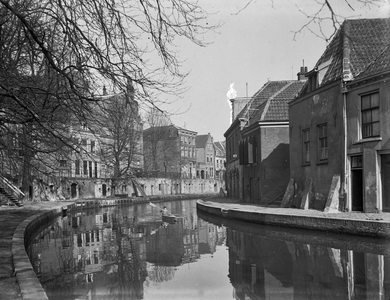 86666 Gezicht op de Oudegracht te Utrecht, uit het zuidoosten; rechts de Twijnstraat aan de werf en de ingang van de ...
